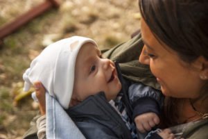 Bella e dolce mamma allatta il bambino in un parco di Londra